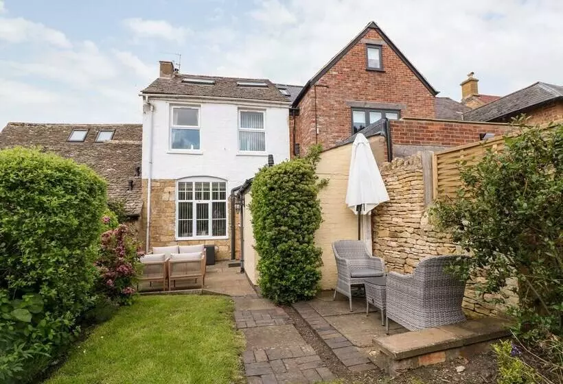 The Cottage At Broadway