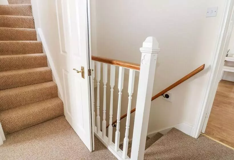 The Cottage At Broadway