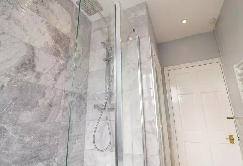 The Cottage At Broadway