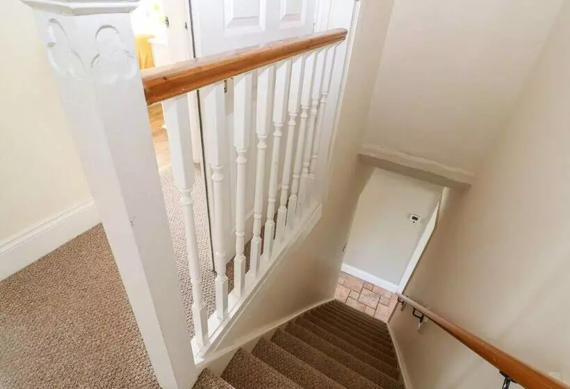 The Cottage At Broadway