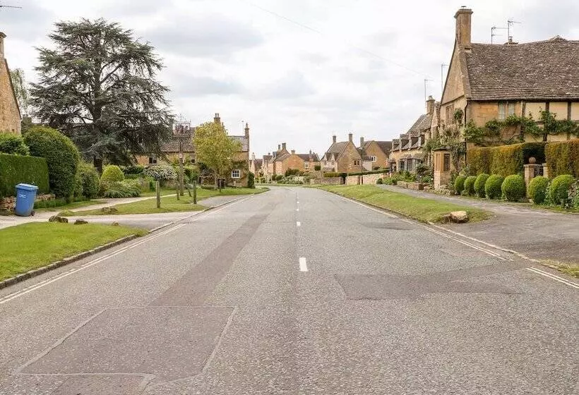 The Cottage At Broadway