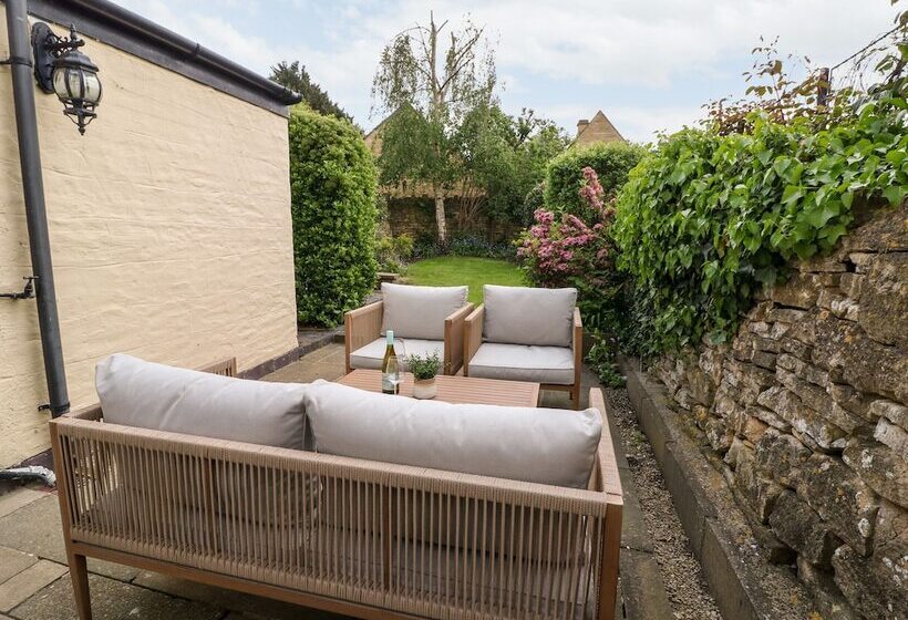 The Cottage At Broadway