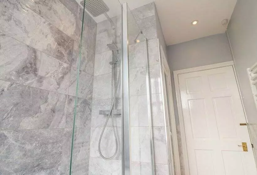 The Cottage At Broadway