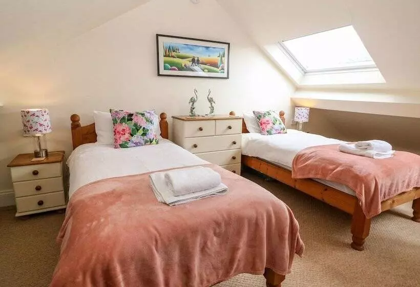 The Cottage At Broadway