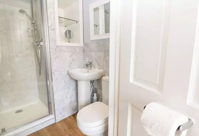 The Cottage At Broadway