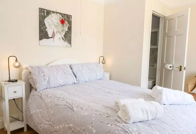 The Cottage At Broadway