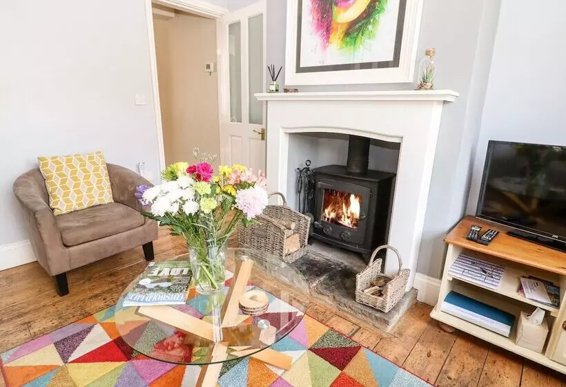 The Cottage At Broadway