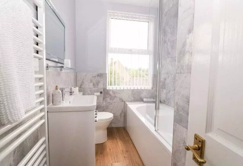 The Cottage At Broadway