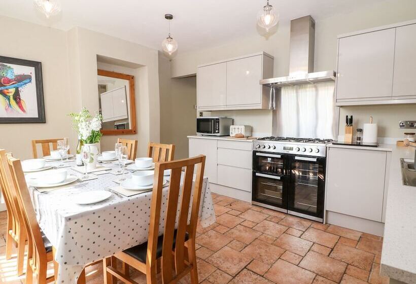 The Cottage At Broadway