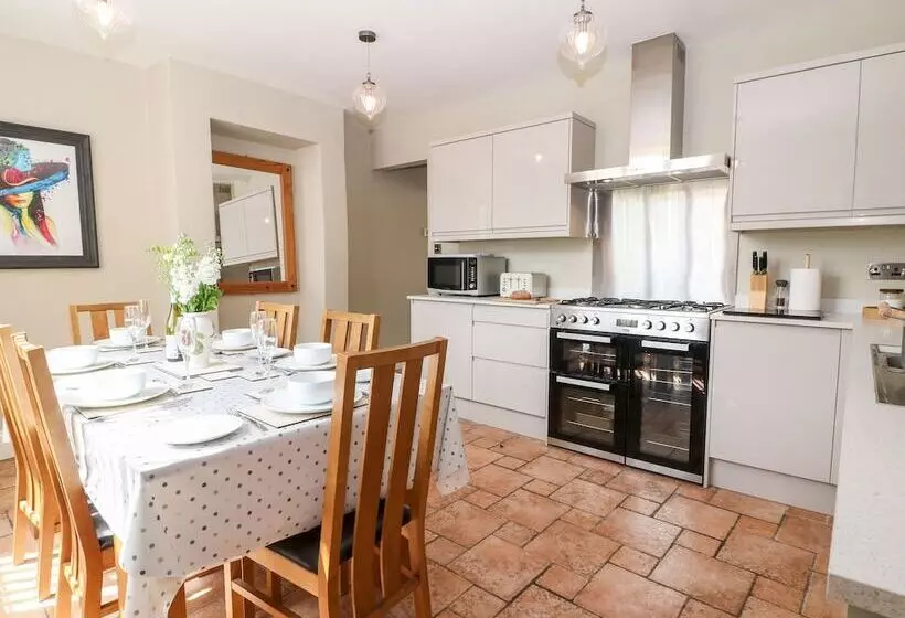 The Cottage At Broadway