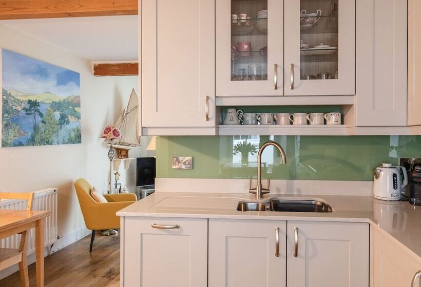 14a Courtenay Street