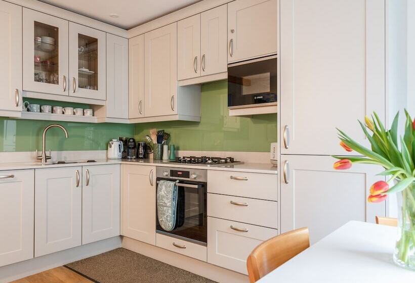 14a Courtenay Street