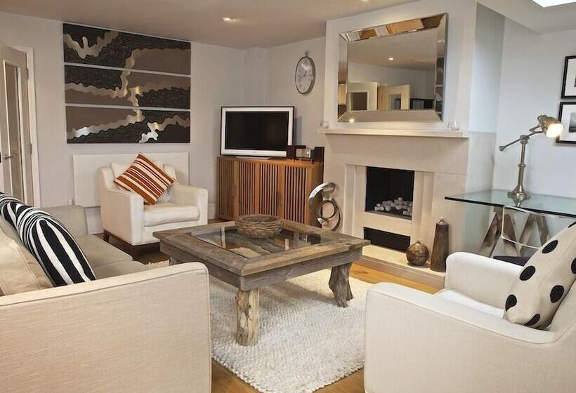 Diddly Squat, 43 Dart Marina