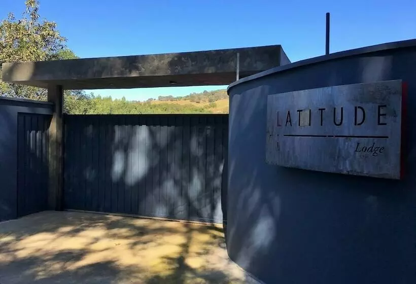 ホテル Latitude Lodge