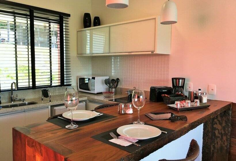 בית מלון כפרי Latitude Lodge