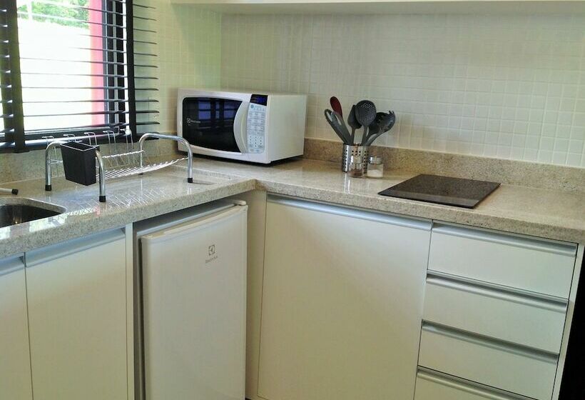 בית מלון כפרי Latitude Lodge