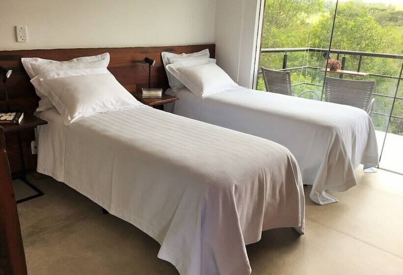 בית מלון כפרי Latitude Lodge