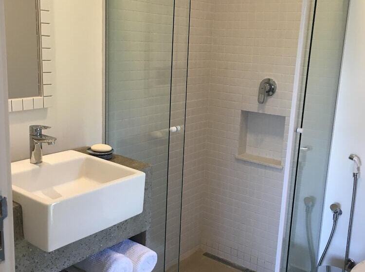 בית מלון כפרי Latitude Lodge