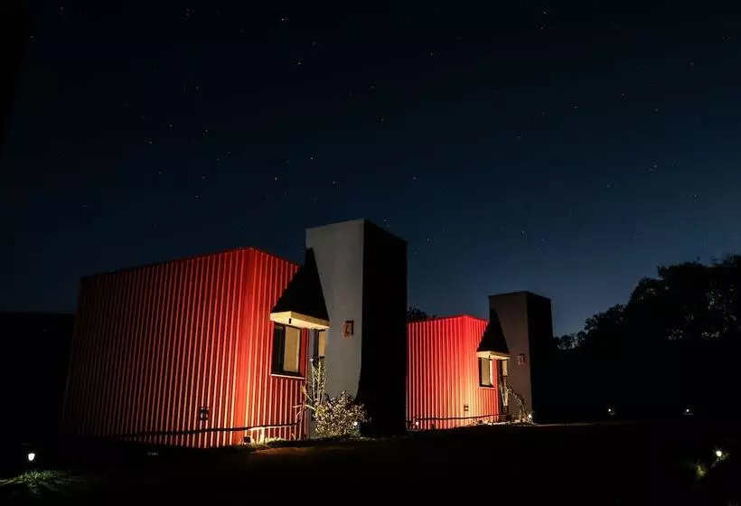 ホテル Latitude Lodge