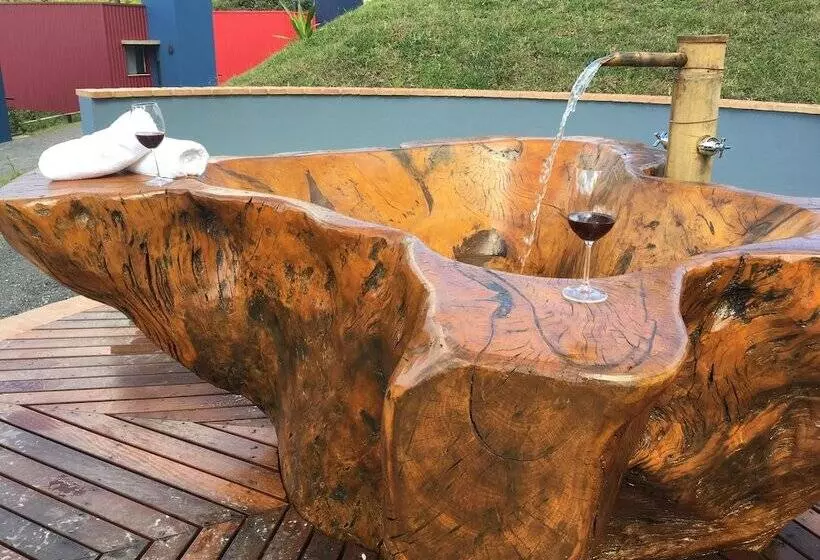 ホテル Latitude Lodge