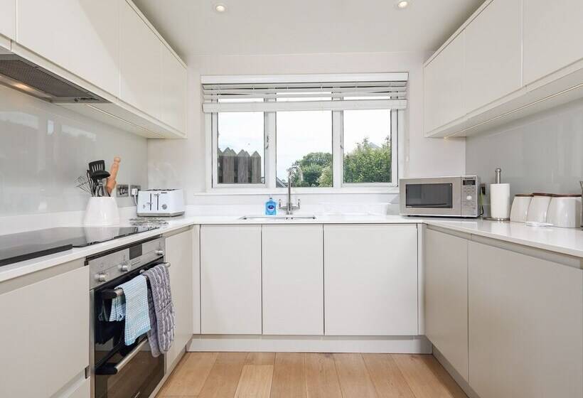 Keepers Lodge, Hillfield Village