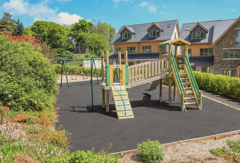 Keepers Lodge, Hillfield Village