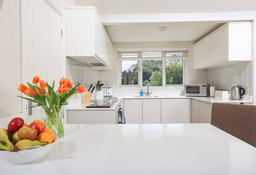 Keepers Lodge, Hillfield Village