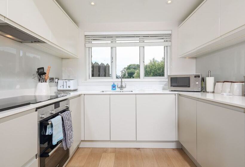 Keepers Lodge, Hillfield Village