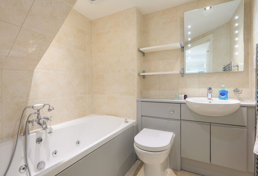 Keepers Lodge, Hillfield Village