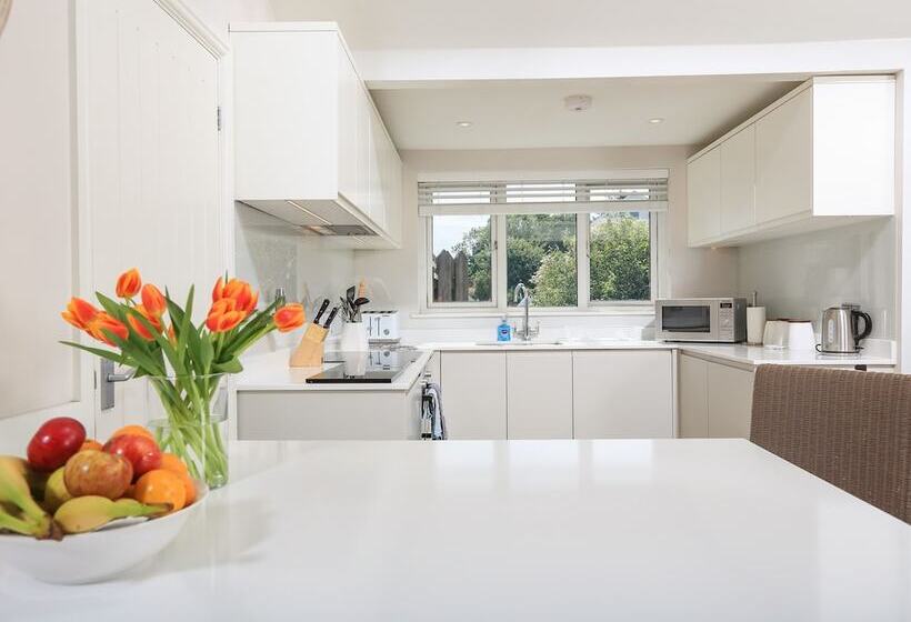 Keepers Lodge, Hillfield Village