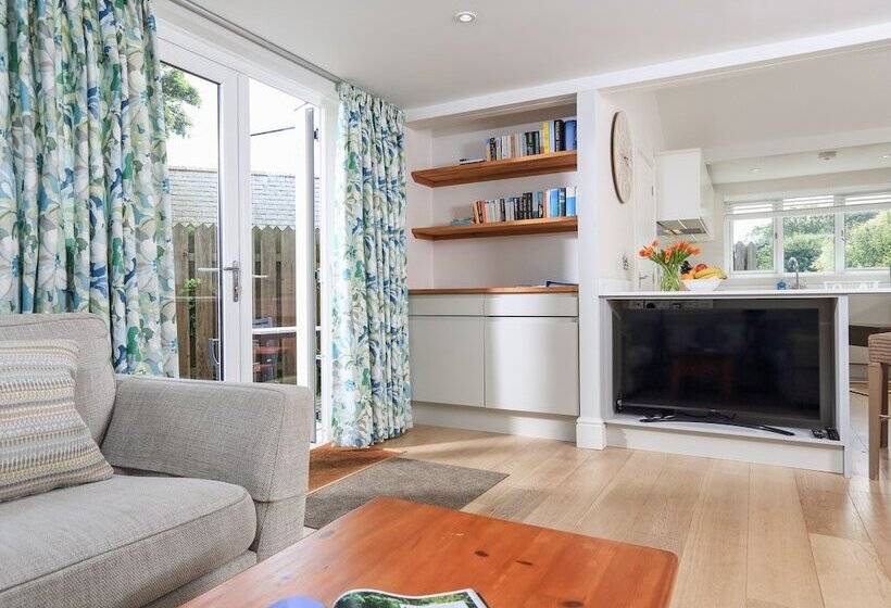 Keepers Lodge, Hillfield Village