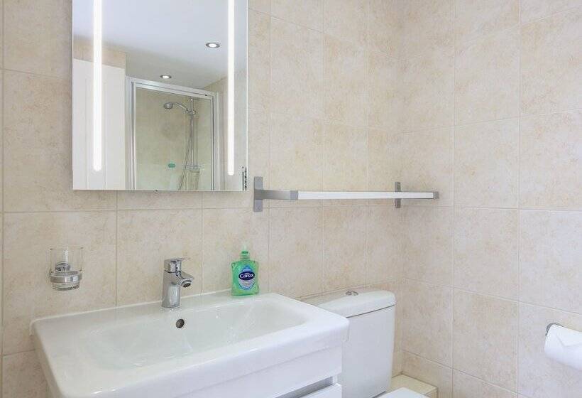 Keepers Lodge, Hillfield Village