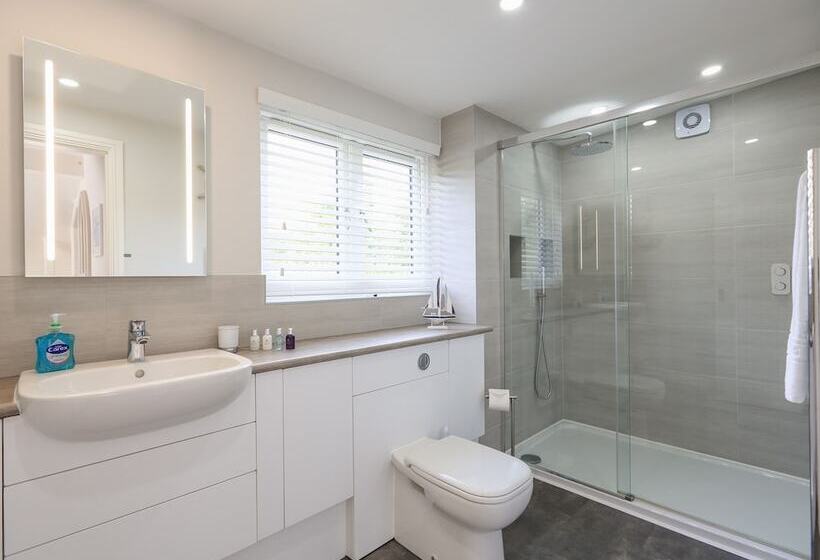 Keepers Lodge, Hillfield Village