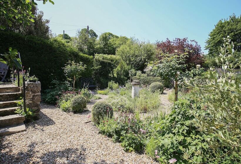 Kings Cottage   North