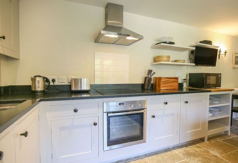 Kings Cottage   North