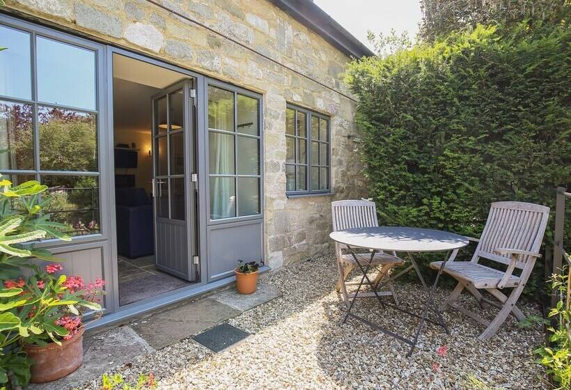 Kings Cottage   North