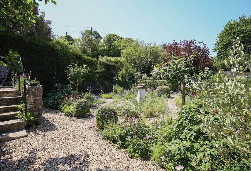 Kings Cottage   North