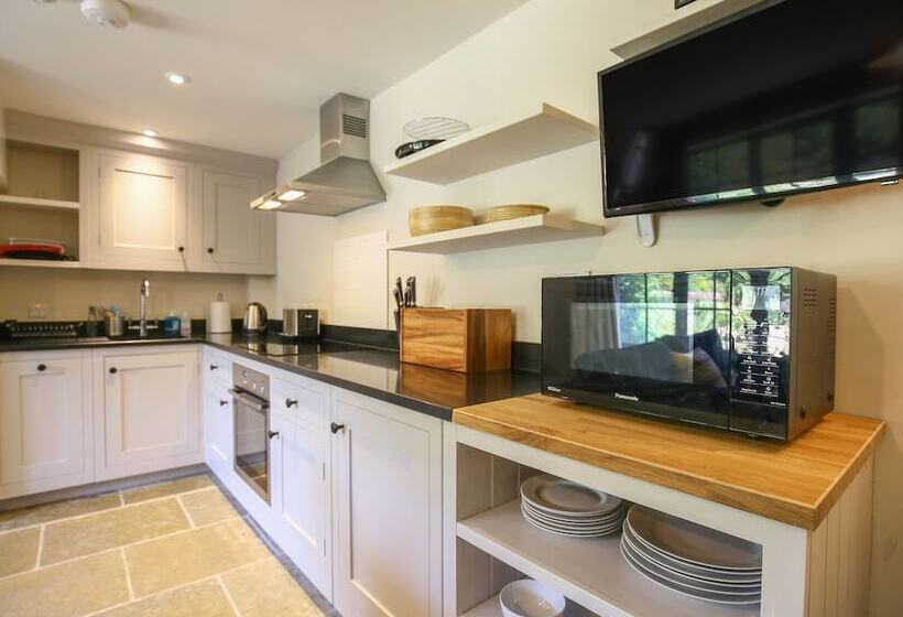 Kings Cottage   North