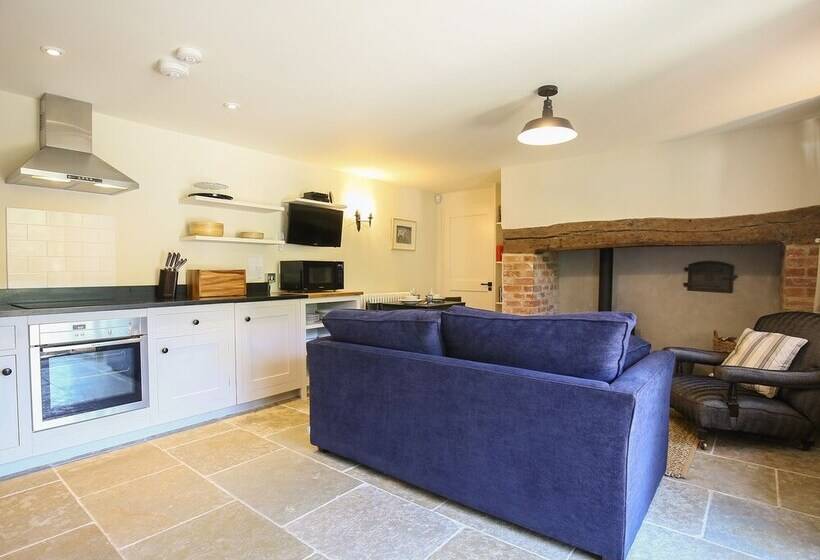 Kings Cottage   North