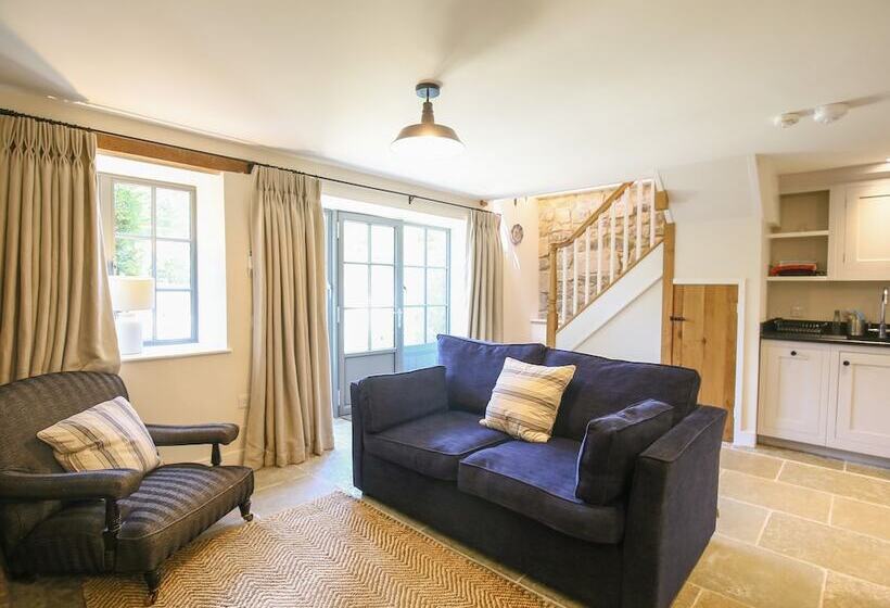 Kings Cottage   North