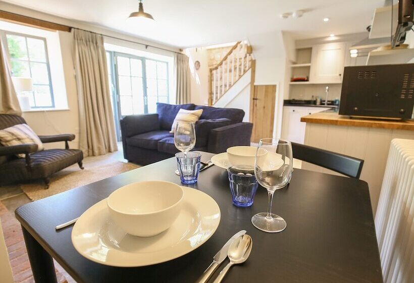 Kings Cottage   North