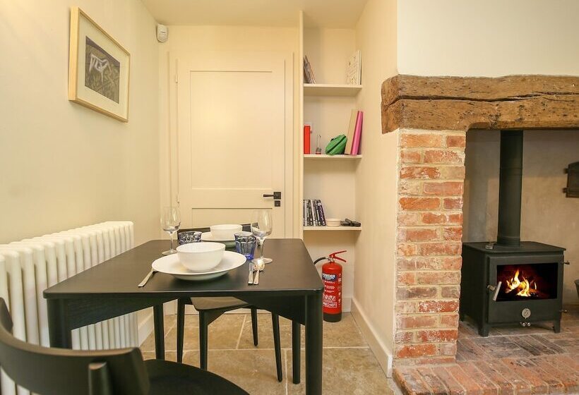 Kings Cottage   North