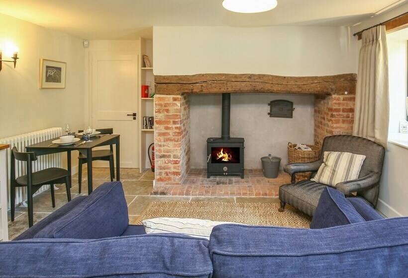 Kings Cottage   North