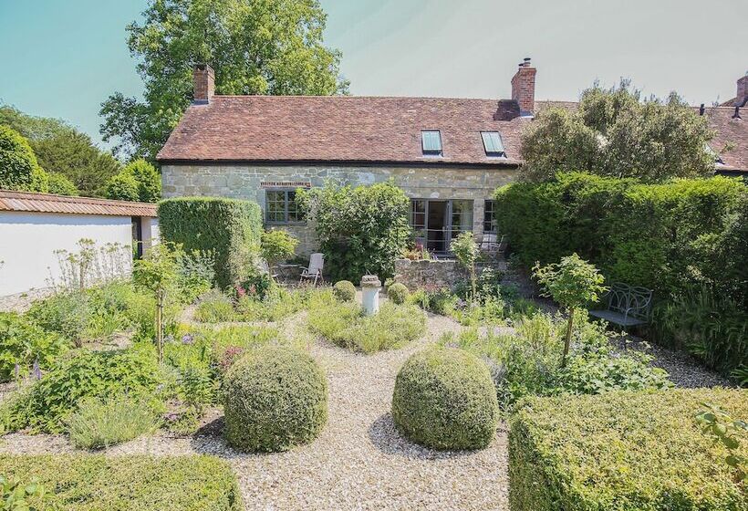 Kings Cottage   North