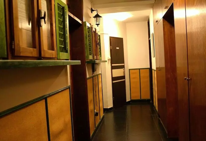 تختخواب و صبحانه Montenegro Backpackers Home Kotor