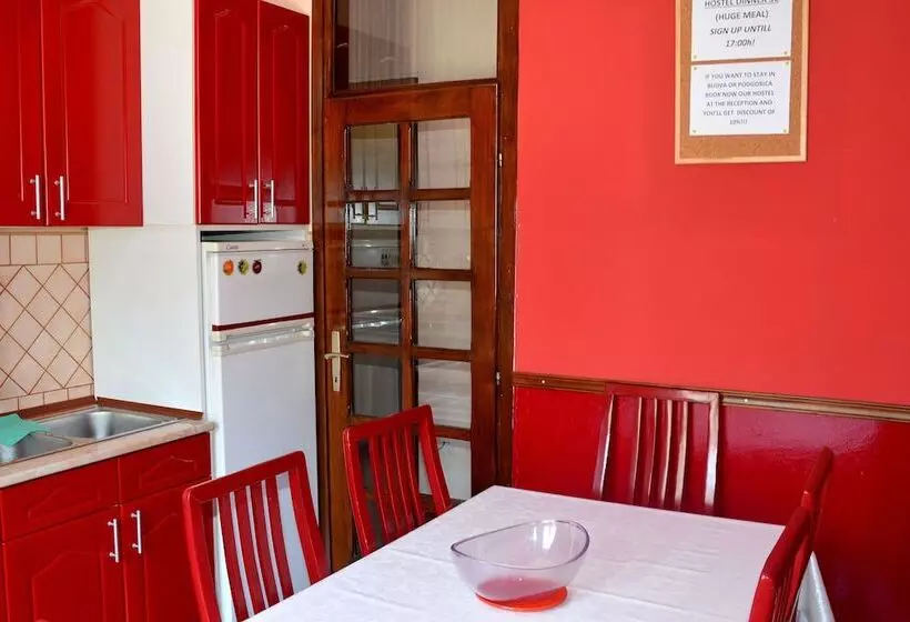 تختخواب و صبحانه Montenegro Backpackers Home Kotor