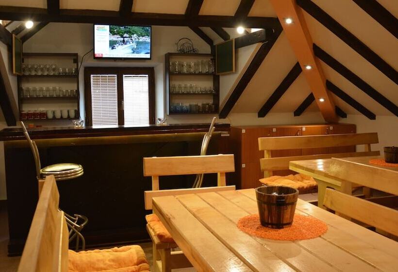 تختخواب و صبحانه Montenegro Backpackers Home Kotor