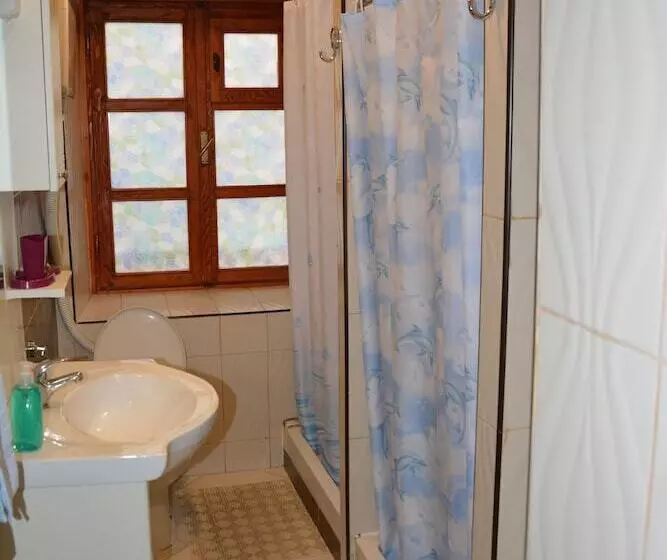 تختخواب و صبحانه Montenegro Backpackers Home Kotor