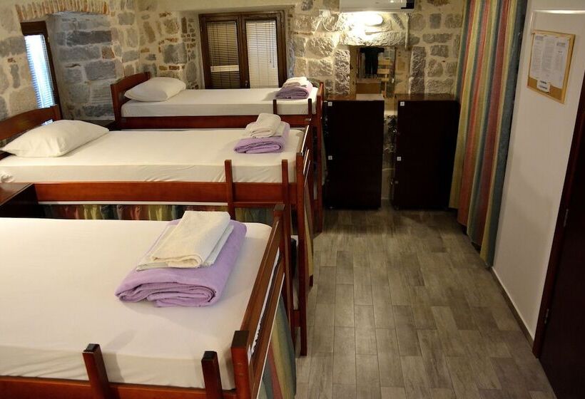 تختخواب و صبحانه Montenegro Backpackers Home Kotor