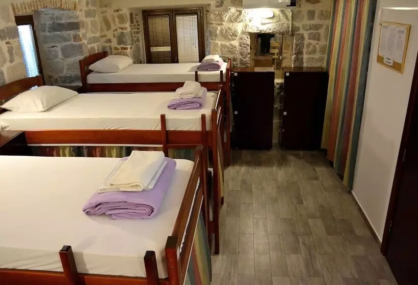تختخواب و صبحانه Montenegro Backpackers Home Kotor